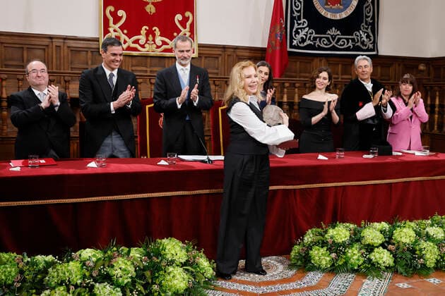 Argentinian actress Cecilia Roth collects Cervantes Award on behalf of Uruguayan author Cristina Peri Rossi Cervantes Award s gala ceremony at Alcala de Henares University in Madrid region, central Spain, 22 April 2022. Peri Rossi has been unable to be in the awarding ceremony due to her health condition. On the backgroud: Felipe VI (3rd-L), Letizia (4th-R), Culture and Sports Minister Miquel Iceta (L), Spain s Prime Minister Pedro Sanchez (2nd-L), Madrid s regional President Isabel Díaz Ayuso (3rd-R) and Alcala de Henares University s viche-chancellor Jose Vicente Saz (2nd-R). Cervantes Award s gala !ACHTUNG: NUR REDAKTIONELLE NUTZUNG!  Copyright: xBallesteros xPOOLx GRAF5942 20220422-9002fd83c43a39d258c08bbacc548210e4477f99