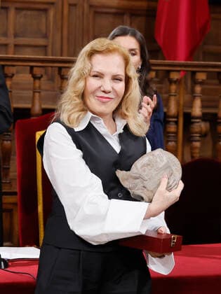 Argentinian actress Cecilia Roth collects Cervantes Award on behalf of Uruguayan author Cristina Peri Rossi Cervantes Award s gala ceremony at Alcala de Henares University in Madrid region, central Spain, 22 April 2022. Peri Rossi has been unable to be in the awarding ceremony due to her health condition. Cervantes Award s gala !ACHTUNG: NUR REDAKTIONELLE NUTZUNG!  Copyright: xBallesteros xPOOLx GRAF5937 20220422-e6029b2f1355637e0982c6f06a3fbc9db78f87cd