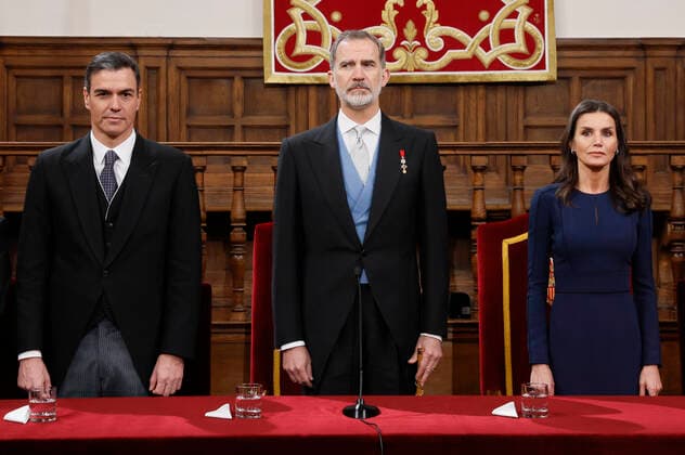 Spain s King Felipe VI, Queen Letizia and Prime Minister Pedro Sanchez (L) attend the Cervantes Award s gala at Alcala de Henares University in Madrid region, central Spain, 22 April 2022. Argentinia actress Cecilia Roth collected Cervantes Award on behalf of Uruguayan author Cristina Peri Rossi, who has been unable to be in the awarding ceremony due to her health condition. Cervantes Award s gala !ACHTUNG: NUR REDAKTIONELLE NUTZUNG!  Copyright: xBALLESTEROSx GRAF5986 20220422-d7b6e4df7839becd7c9f3b48cae4aa66f97f8462