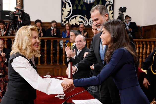 Spain s King Felipe VI and Queen Letizia hand over the Cervantes Award 2021 to Argentinian actress Cecilia Roth (L), who collects it on behalf of Uruguayan author Cristina Peri Rossi Cervantes Award s gala ceremony at Alcala de Henares University in Madrid region, central Spain, 22 April 2022. Peri Rossi has been unable to be in the awarding ceremony due to her health condition. Cervantes Award s gala !ACHTUNG: NUR REDAKTIONELLE NUTZUNG!  Copyright: xBallesteros xPOOLx GRAF5981 20220422-9567cd550ef6ae935d474717065df866c64793cf