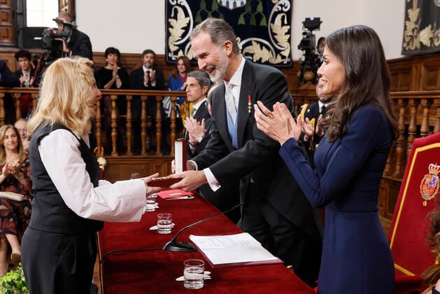 Spain s King Felipe VI and Queen Letizia hand over the Cervantes Award 2021 to Argentinian actress Cecilia Roth (L), who collects it on behalf of Uruguayan author Cristina Peri Rossi Cervantes Award s gala ceremony at Alcala de Henares University in Madrid region, central Spain, 22 April 2022. Peri Rossi has been unable to be in the awarding ceremony due to her health condition. Cervantes Award s gala !ACHTUNG: NUR REDAKTIONELLE NUTZUNG!  Copyright: xBallesteros xPOOLx GRAF5983 20220422-c63005bd1729f254e7732f7b12d1947190338a3d