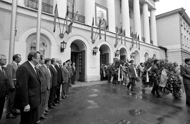 Funeral of Andrei Gromyko 638359 01.01.1989 Funeral of the political figure Andrei Gromyko. Carrying out the ashes from the Central Soviet Army House,where the civil funeral took place. Prihodko Sputnik Moscow Russia  Copyright: xPrihodkox