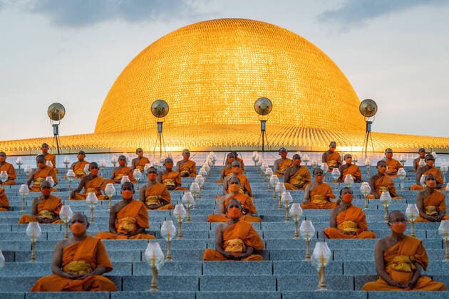 Bilder des Jahres 2022, News 04 April News Themen der Woche KW16 April 22, 2022, Pathum Thani, Bangkok, Thailand: Monks meditate together at Wat Phra Dhammakaya Temple as a part of the Earth Day 2022 celebration ceremony..Wat Phra Dhammakaya Temple celebrates Earth Day by lighting 250,000 LED lanterns in a globe pattern for devotees to meditate and worship together in a worldwide virtual ceremony hosted in Pathum Thani. Pathum Thani Thailand - ZUMAs197 20220422_zaa_s197_051 Copyright: xMattxHuntx