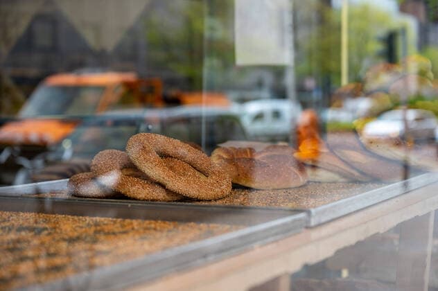 IMAGO Creative: Kollidierende Kulturen Die Müllerstraße in Berlin ist mit einer Länge von rund 3,5 Kilometern die Hauptgeschäftsstraße im Ortsteil Wedding des Bezirks Mitte. Sie verläuft als Fortsetzung der Chausseestraße weiter Richtung Nordwesten und geht hinter dem U-Bahnhof Afrikanische Straße in die Scharnweberstraße über, die zum Kurt-Schumacher-Platz in Reinickendorf führt. Auf dem gesamten Verlauf der Müllerstraße bedient die Linie U6 der Berliner U-Bahn insgesamt sechs Stationen. Berlin Wedding Berlin Deutschland *** The Müllerstraße in Berlin is with a length of about 3.5 kilometers the main shopping street in the district Wedding of the district Mitte It runs as a continuation of Chausseestraße further northwest and passes behind the U station Afrikanisc