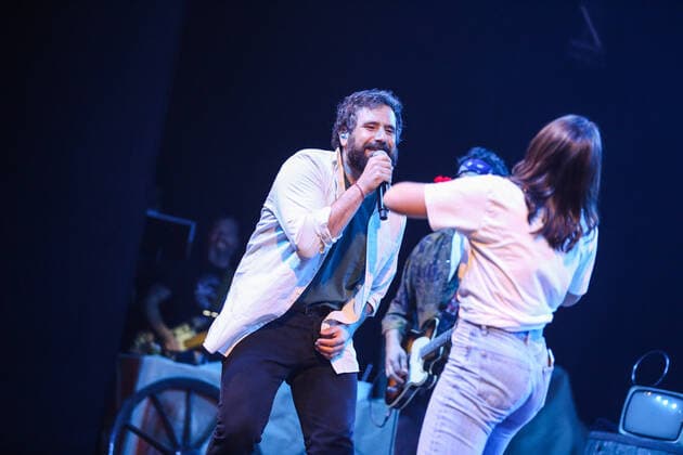 Tommaso Paradiso With her fan during Tommaso Paradiso Space Cowboy Tour, Italian singer Music Concert in Rome, Italy, April 22 2022  Copyright: xSimonaxScaranox xipa-agency.netx xx 0
