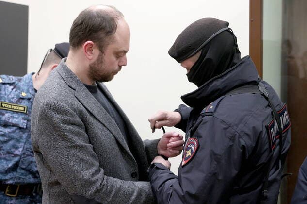 News Themen der Woche KW16 News Bilder des Tages MOSCOW, RUSSIA - APRIL 22, 2022: Russian opposition activist, journalist and author Vladimir Kara-Murza (L), suspected of spreading false information about the Russian Armed Forces, is handcuffed after a hearing at Moscow s Basmanny District Court. The court has placed Kara-Murza under arrest until June 12. Gavriil Grigorov TASS  TS12DF9E