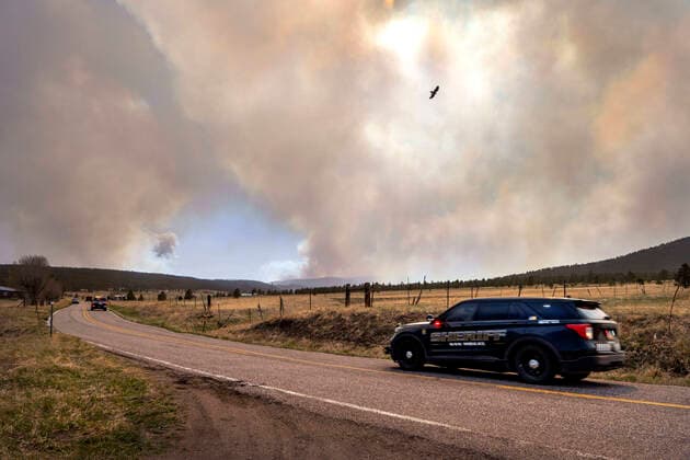 IMAGO Nature: Unsere Erde, Klimawandel, Dürren Bilder des Jahres 2022, News 04 April News Themen der Woche KW16 News Bilder des Tages April 22, 2022, USA: San Miguel County Sheriff s Officers patrol NM94 near Penasco Blanco as the Calf Fire burns near by Friday, April 22, 2022. USA - ZUMAab1_ 20220422_zaf_ab1_013 Copyright: xEddiexMoorex