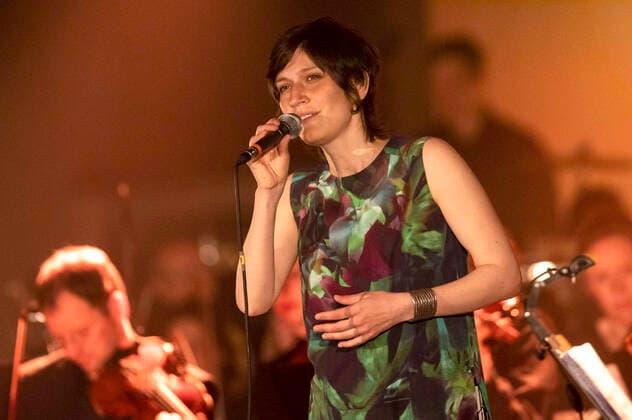Alin Coen live at the anniversary concert of the STÜBAphilharmonie to 20 years train port of the culture mile in the old freight station Erfurt, 22 04 2022 Foto:xM.xKremerx xFuturexImage