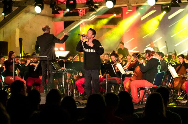 Clueso live at the anniversary concert of the STÜBAphilharmonie to 20 years train port of the culture mile in the old freight station Erfurt, 22 04 2022 Foto:xM.xKremerx xFuturexImage