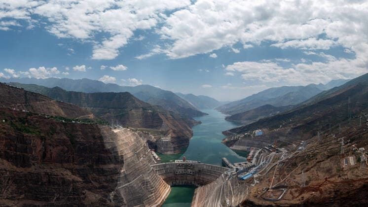 IMAGO Nature: Unsere Erde, Energiequellen, Wasserkraft (220423) -- KUNMING, April 23, 2022 -- Aerial panoramic photo taken on April 22, 2022 shows the view of the Baihetan hydropower station under construction in southwest China. The Baihetan hydropower station, a major project in China s west-east power transmission program, is located on the Jinsha River, the upper section of the Yangtze River in southwest China. The hydropower station, which straddles the provinces of Yunnan and Sichuan, will have a total installed capacity of 16 million kilowatts. ) CHINA-BAIHETAN HYDROPOWER STATION-CONSTRUCTION (CN) HuxChao 