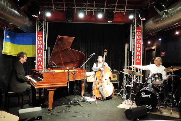Der deutsche Jazz-Pianist Rene Krömer mit Paul G. Ulrich (b.) und Willy Ketzer (dr.) im Oberhausener Gdanska. The German jazz pianist Rene Krömer with Paul G. Ulrich (b.) und Willy Ketzer (dr.) at the Gdanska, Oberhausen. Oberhausen NRW DEU;DE;GERMANY;DEUTSCHLAND;ALLEMAGNE