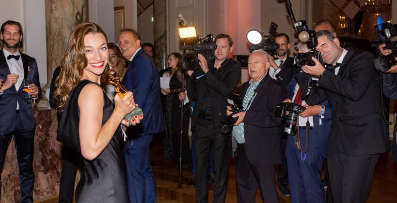 Bilder des Jahres 2022, Entertainment 04 April Entertainment Themen der Woche KW16 Entertainment Bilder des Tages 20220423 Kurier Romy Gala 2022 WIEN, OESTERREICH - 23. APRIL: Preistraegerin in der Kategorie -Entdeckung weiblich- Antonia Moretti bei der Verleihung des deutschsprachigen Film- und Fernseh-Preises, die 33. Kurier Romy Gala 2022 im Festsaal der Wiener Hofburg am 23. April 2022 in Wien, Oesterreich. 220423_SEPA_17_017 Copyright: xIsabellexOuvrardx SEPAxMedia