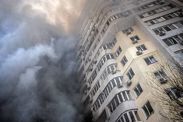 News Themen der Woche KW16 News Bilder des Tages Ukraine war: Airstrike on Odesa UKRAINE, 23.04.2022, Odessa. Ukraine-Krieg: Wohnblock getroffen von einer russischen Luft-Boden-Rakete. Es gab mindestens 8 Tote, darunter ein dreimonatiges Baby und eine schwangere Frau, und 18 Verletze. Feuerwehr und Rettungskräfte bei der Arbeit nur wenige Minuten nach dem Einschlag. Ukraine war: Apartment block hit by a Russian air-to-ground missile. At least 8 people were killed, including a three-month-old baby and a pregnant woman, another 18 people were injured. Firefighters and rescue brigades at work only a few minutes after the strike. Â *** Ukraine war Airstrike on Odesa UKRAINE, 23 04 2022, Odessa Ukraine war Apartment block hit by a Russian air to ground missile There were at least 8 people k Copyright: DenisxVejas EST&OST Vejas22042311
