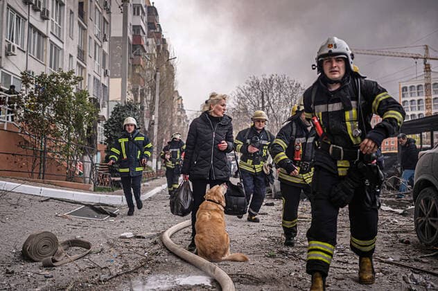 News Themen der Woche KW16 News Bilder des Tages Ukraine war: Airstrike on Odesa UKRAINE, 23.04.2022, Odessa. Ukraine-Krieg: Wohnblock getroffen von einer russischen Luft-Boden-Rakete. Es gab mindestens 8 Tote, darunter ein dreimonatiges Baby und eine schwangere Frau, und 18 Verletze. Feuerwehr und Rettungskräfte bei der Arbeit nur wenige Minuten nach dem Einschlag. Frau mit Hund. Ukraine war: Apartment block hit by a Russian air-to-ground missile. At least 8 people were killed, including a three-month-old baby and a pregnant woman, another 18 people were injured. Firefighters and rescue brigades at work only a few minutes after the strike. Woman with dog. Â *** Ukraine war Airstrike on Odesa UKRAINE, 23 04 2022, Odessa Ukraine war Apartment block hit by a Russian air to ground missile Copyright: DenisxVejas EST&OST Vejas22042315