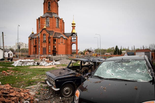 Bilder des Jahres 2022, News 04 April News Themen der Woche KW16 News Bilder des Tages April 23, 2022, Kharkiv, Kharkivsika Oblasto Ukraine: Cars damaged by Russian artillery strikes seen near the church in Northeast Kharkiv. As Russia has re-supply its troops and concentrated the offensive on the eastern part of Ukraine, Kharkiv, the second biggest city in Ukraine now under constant threat of Russian bombardment and airstrikes. With Russia concentrating its offensive on the eastern part of Ukraine, Kharkiv, the second biggest city in Ukraine, is now under constant threat of Russian bombardment and airstrikes. Kharkiv Ukraine - ZUMAs197 20220423_zaa_s197_261 Copyright: xAlexxChanxTszxYukx