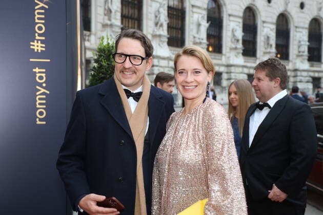 Romy Gala 2022 Wien, 23. 04. 2022 Caroline PETERS mit Mann *** Romy Gala 2022 Vienna, 23 04 2022 Caroline PETERS with husband