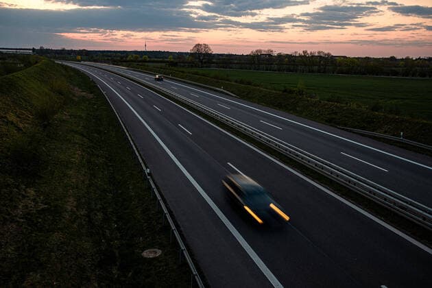 IMAGO Creative: Gesellschaft, Mobilität auf dem Land Autos auf einer Landstraße am Abend des 23. April 2022 Autos auf Strasse *** Cars on a country road in the evening of 23 April 2022 Cars on road