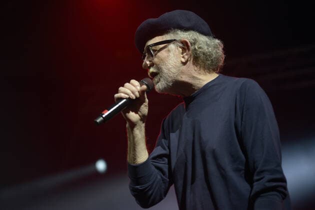 Italy: Francesco De Gregori performs in Naples Francesco De Gregori returns live with his band at the Casa della Musica in Naples for special appointments in Italian clubs with DE GREGORI & BAND LIVE - THE GREATEST HITS . Among the most important Italian songwriters of all time, in his songs musically meet various sounds, from rock to songwriting, with sometimes references also to popular music, while in the lyrics there is a wide use of synaesthesia and metaphor, often not of immediate interpretation, with passages of intimate, literary-poetic and ethical-political inspiration in which references to current events and history find space. The 2022 Tour started on April 20 from the Vox Club in Nonantola (MO). On stage, the Roman singer-so Copyright: MarianoxMontella