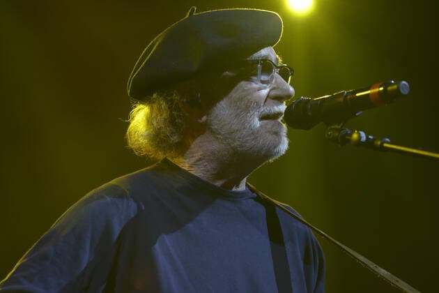 Italy: Francesco De Gregori performs in Naples Francesco De Gregori returns live with his band at the Casa della Musica in Naples for special appointments in Italian clubs with DE GREGORI & BAND LIVE - THE GREATEST HITS . Among the most important Italian songwriters of all time, in his songs musically meet various sounds, from rock to songwriting, with sometimes references also to popular music, while in the lyrics there is a wide use of synaesthesia and metaphor, often not of immediate interpretation, with passages of intimate, literary-poetic and ethical-political inspiration in which references to current events and history find space. The 2022 Tour started on April 20 from the Vox Club in Nonantola (MO). On stage, the Roman singer-so Copyright: MarianoxMontella