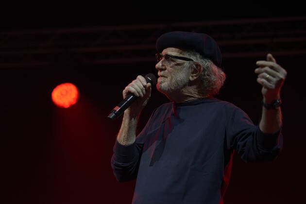 Italy: Francesco De Gregori performs in Naples Francesco De Gregori returns live with his band at the Casa della Musica in Naples for special appointments in Italian clubs with DE GREGORI & BAND LIVE - THE GREATEST HITS . Among the most important Italian songwriters of all time, in his songs musically meet various sounds, from rock to songwriting, with sometimes references also to popular music, while in the lyrics there is a wide use of synaesthesia and metaphor, often not of immediate interpretation, with passages of intimate, literary-poetic and ethical-political inspiration in which references to current events and history find space. The 2022 Tour started on April 20 from the Vox Club in Nonantola (MO). On stage, the Roman singer-so Copyright: MarianoxMontella