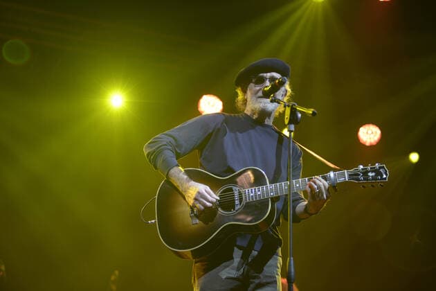 Italy: Francesco De Gregori performs in Naples Francesco De Gregori returns live with his band at the Casa della Musica in Naples for special appointments in Italian clubs with DE GREGORI & BAND LIVE - THE GREATEST HITS . Among the most important Italian songwriters of all time, in his songs musically meet various sounds, from rock to songwriting, with sometimes references also to popular music, while in the lyrics there is a wide use of synaesthesia and metaphor, often not of immediate interpretation, with passages of intimate, literary-poetic and ethical-political inspiration in which references to current events and history find space. The 2022 Tour started on April 20 from the Vox Club in Nonantola (MO). On stage, the Roman singer-so Copyright: MarianoxMontella