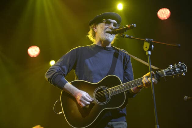 Italy: Francesco De Gregori performs in Naples Francesco De Gregori returns live with his band at the Casa della Musica in Naples for special appointments in Italian clubs with DE GREGORI & BAND LIVE - THE GREATEST HITS . Among the most important Italian songwriters of all time, in his songs musically meet various sounds, from rock to songwriting, with sometimes references also to popular music, while in the lyrics there is a wide use of synaesthesia and metaphor, often not of immediate interpretation, with passages of intimate, literary-poetic and ethical-political inspiration in which references to current events and history find space. The 2022 Tour started on April 20 from the Vox Club in Nonantola (MO). On stage, the Roman singer-so Copyright: MarianoxMontella