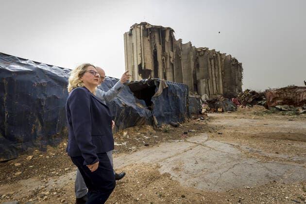Bilder des Jahres 2022, News 04 April News Themen der Woche KW16 Svenja Schulze (SPD), Bundesministerin fuer wirtschaftliche Zusammenarbeit und Entwicklung, besichtigt die zerstoerten Getreidesilos im Hafen von Beirut. (hier mit dem deutschen Botschafter Andreas Kindl). Schulze befindet sich auf einer dreitaegigen Reise in den Libanon und nach Aethiopien. 24.04.2022 Beirut Lebanon *** Svenja Schulze SPD , Federal Minister for Economic Cooperation and Development, inspects the destroyed grain silos in the port of Beirut here with German Ambassador Andreas Kindl Schulze is on a three-day trip to Lebanon and Ethiopia 24 04 2022 Beirut Lebanon Copyright: xThomasxKoehler photothek.dex