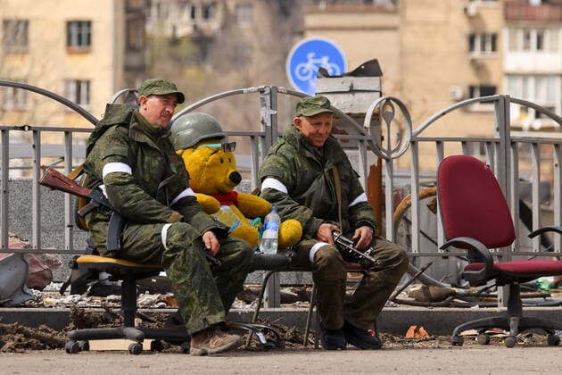 News Themen der Woche KW16 News Bilder des Tages DONETSK REGION, UKRANIE - APRIL 24, 2022: Servicemen of the People s Militia pose with a teddy bear in the embattled city of Mariupol. With tension escalating in Donbass in February, the Russian Armed Forces launched a special military operation in Ukraine in response to appeals for help from the Donetsk and Lugansk People s Republics. Peter Kovalev TASS  TS12E3CE