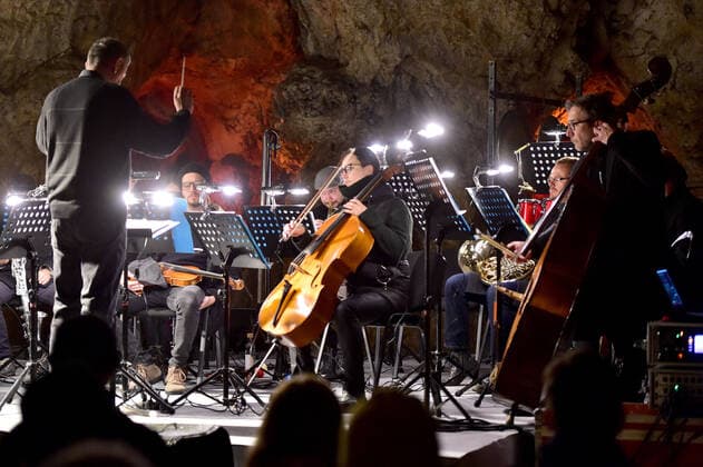 Tschechien, Konzert in einer Höhle in Brno Concert in a Cave as a Human Range of Streams and Rivers was organized by the Brno Contemporary Orchestra in the Vypustek Cave near Krtiny in Blansko, Czech Republic, on Sunday, April 24, 2022. (CTKxPhoto VaclavxSalek) CTKPhotoP2022042406325  sal 08