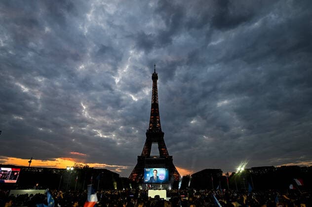 Ambiance autour du Discours de Victoire d Emmanuel Macron - Candidat en Marche a sa propre reelection aux presidentielles de 2022 - Tour Eiffel - militants NEWS : Discours d Emmanuel Macron - Touquet - 24 04 2022 JBAutissier Panoramic 