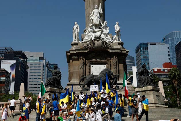 Ukraine-Konflikt, Solidaritätsdemonstration in Mexiko-Stadt April 24, 2022, Mexico City, Mexico City, Mexico: Ukrainians citizens, take part during a strike at Independence Angel Monument to demand a halt to the invasion and killings in their country, during attacks by Russian troops, demand condemnation of Russian President Vladimir Putin. On Apr 24, 2022 In Mexico City, Mexico. Mexico City Mexico - ZUMAe321 20220424_zia_e321_031 Copyright: xLuisxBarronx xEyepixxGroupx