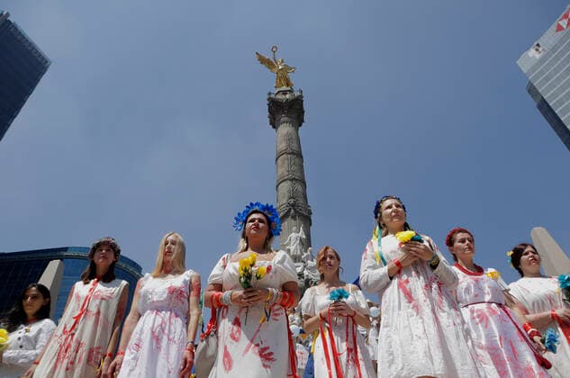 Ukraine-Konflikt, Solidaritätsdemonstration in Mexiko-Stadt Ukrainian Community Demonstrate Against Russian Attacks MEXICO CITY, MEXICO - APR 24, 2022: Members of the Ukrainian community in Mexico City, take part during a performance and demonstrated at the Angel of the Independence column against attacks to Ukrainian by Russian President Vladimir Putin. So far, more than 100,000 people have fled their homes and others have left the country since the Russian invasion began. On April 24, 2022 in Mexico City, Mexico. (Photo by Gerardo Vieyra Eyepix Group) Copyright: xGerardoxVieyrax xEyepixxGroupx EYEPIX_GV_24042022_62821