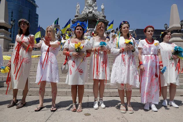 Ukraine-Konflikt, Solidaritätsdemonstration in Mexiko-Stadt Ukrainian Community Demonstrate Against Russian Attacks MEXICO CITY, MEXICO - APR 24, 2022: Members of the Ukrainian community in Mexico City, take part during a performance and demonstrated at the Angel of the Independence column against attacks to Ukrainian by Russian President Vladimir Putin. So far, more than 100,000 people have fled their homes and others have left the country since the Russian invasion began. On April 24, 2022 in Mexico City, Mexico. (Photo by Gerardo Vieyra Eyepix Group) Copyright: xGerardoxVieyrax xEyepixxGroupx EYEPIX_GV_24042022_62822