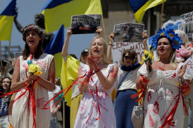 Ukraine-Konflikt, Solidaritätsdemonstration in Mexiko-Stadt Ukrainian Community Demonstrate Against Russian Attacks MEXICO CITY, MEXICO - APR 24, 2022: Members of the Ukrainian community in Mexico City, take part during a performance and demonstrated at the Angel of the Independence column against attacks to Ukrainian by Russian President Vladimir Putin. So far, more than 100,000 people have fled their homes and others have left the country since the Russian invasion began. On April 24, 2022 in Mexico City, Mexico. (Photo by Gerardo Vieyra Eyepix Group) Copyright: xGerardoxVieyrax xEyepixxGroupx EYEPIX_GV_24042022_62825