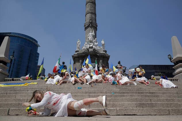 News Bilder des Tages Ukraine-Konflikt, Solidaritätsdemonstration in Mexiko-Stadt Ukrainian Community Demonstrate Against Russian Attacks MEXICO CITY, MEXICO - APR 24, 2022: Members of the Ukrainian community in Mexico City, take part during a performance and demonstrated at the Angel of the Independence column against attacks to Ukrainian by Russian President Vladimir Putin. So far, more than 100,000 people have fled their homes and others have left the country since the Russian invasion began. On April 24, 2022 in Mexico City, Mexico. (Photo by Gerardo Vieyra Eyepix Group) Copyright: xGerardoxVieyrax xEyepixxGroupx EYEPIX_GV_24042022_62828