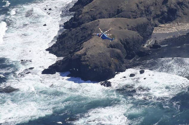 Bilder des Jahres 2022, News 04 April News Themen der Woche KW17 News Bilder des Tages Japan, Bootsunglück vor Hokkaido Mishap of tour boat in northern Japan Photo taken on April 25, 2022, from a Kyodo News helicopter shows a helicopter searching for a tourist boat that went missing with over 20 passengers and crew on April 23 in the Sea of Okhotsk off the Shiretoko Peninsula on the northernmost Japanese main island of Hokkaido.  A14AA0001283696P