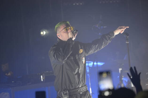 Coez Konzert in Neapel Italy: Coez performs in Naples Silvano Albanese, better known by his many fans as Coez, was born in Nocera Inferiore on 11 July 1983. He performed live this evening at the Duel Club in Pozzuoli (Naples, Italy) He is a rapper and songwriter who has managed to establish himself overwhelmingly in the Italian music scene. With his first album, released in 2013, he placed himself in the top ten of the GFK chart, remaining in this position for a month. Coez s music immediately conquered radio, TV, social media and print media, so much so that it deserved numerous articles in authoritative newspapers such as Corriere della Sera, Vanity Fair, Repubblica and Rolling Stone. He made it to the finals at the 2013 Music Summer Festival and was chosen as Copyright: MarianoxMontella