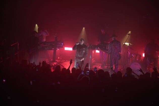 Coez Konzert in Neapel Italy: Coez performs in Naples Silvano Albanese, better known by his many fans as Coez, was born in Nocera Inferiore on 11 July 1983. He performed live this evening at the Duel Club in Pozzuoli (Naples, Italy) He is a rapper and songwriter who has managed to establish himself overwhelmingly in the Italian music scene. With his first album, released in 2013, he placed himself in the top ten of the GFK chart, remaining in this position for a month. Coez s music immediately conquered radio, TV, social media and print media, so much so that it deserved numerous articles in authoritative newspapers such as Corriere della Sera, Vanity Fair, Repubblica and Rolling Stone. He made it to the finals at the 2013 Music Summer Festival and was chosen as Copyright: MarianoxMontella