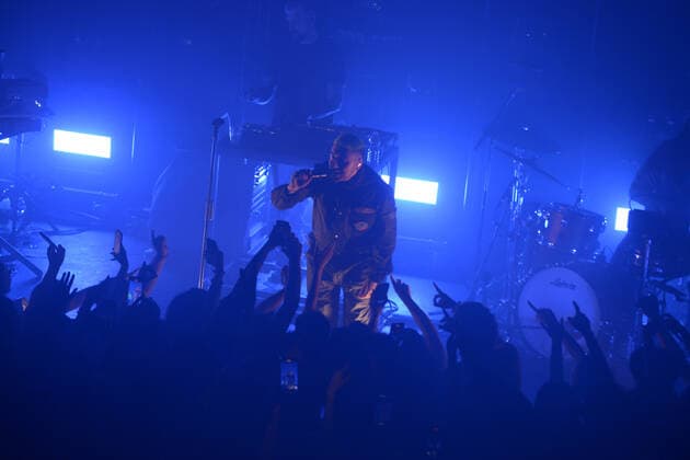 Coez Konzert in Neapel Italy: Coez performs in Naples Silvano Albanese, better known by his many fans as Coez, was born in Nocera Inferiore on 11 July 1983. He performed live this evening at the Duel Club in Pozzuoli (Naples, Italy) He is a rapper and songwriter who has managed to establish himself overwhelmingly in the Italian music scene. With his first album, released in 2013, he placed himself in the top ten of the GFK chart, remaining in this position for a month. Coez s music immediately conquered radio, TV, social media and print media, so much so that it deserved numerous articles in authoritative newspapers such as Corriere della Sera, Vanity Fair, Repubblica and Rolling Stone. He made it to the finals at the 2013 Music Summer Festival and was chosen as Copyright: MarianoxMontella