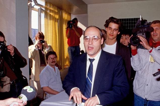 Gregor Gysi, deutscher Rechtsanwalt und Politiker, vor seinem Sohn George bei der letzen Wahl zur Volkskammer der DDR, Deutschland 1990. Copyright: HartwigxValdmanis Nur redaktionelle Nutzung. Editorial usage only. UnitedArchivesVAL_720000095