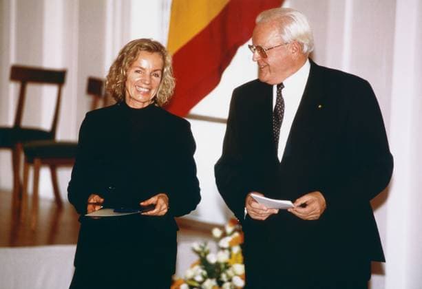 Jil Sander, deutsche Modedesignerin, bekommt von Bundespräsident Roman Herzog das Bundesverdienstkreuz verliehen, Deutschland 1996. Copyright: HartwigxValdmanis Nur redaktionelle Nutzung. Editorial usage only. UnitedArchivesVAL_720000196