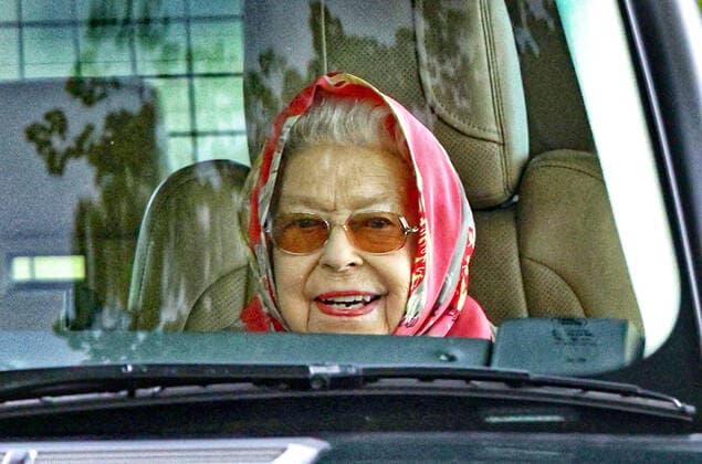 Entertainment Themen der Woche KW17 Entertainment Bilder des Tages The Queen is all smiles as she heads out this morning. Queen Elizabeth II seen in the week after she celebrated her 96th birthday, on the Sandringham Estate. The Queen has been staying on the Sandringham Estate since arriving by helicopter last week. Queen Elizabeth II, Sandringham, Norfolk, UK, on April 25, 2022 