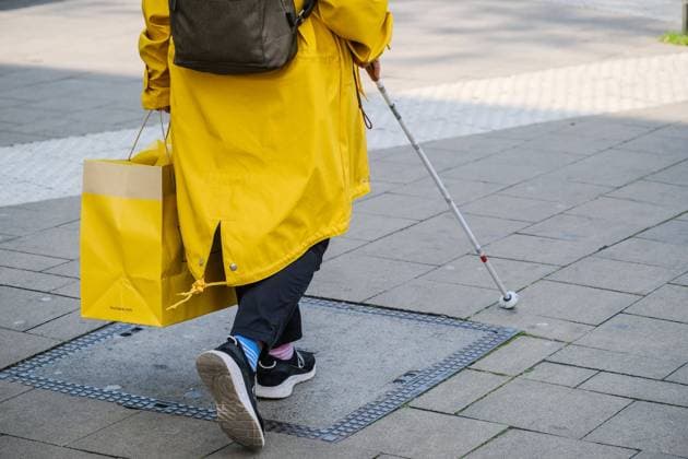 Düsseldorf 25.04.2022 Blindenstock Blindenleitsystem Blinder Sehbehinderter Sehbehinderung weisser Langstock Behinderung Randgruppe Handicap Körperbehinderter Sehschwäche Sehstörung Ostfriesennerz Regenschutzbekleidung Regenschutzkleidung Düsseldorf Nordrhein-Westfalen Deutschland *** Dusseldorf 25 04 2022 cane for the blind guide system for the blind visually impaired white long cane handicap marginal group handicap physically handicapped person visual impairment East Frisian mink rain protective clothing rain protective clothing Dusseldorf North Rhine Westphalia Germany