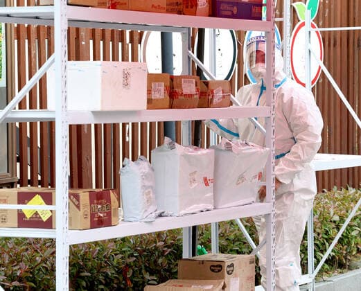(220425) -- SHANGHAI, April 25, 2022 -- A worker arranges packages on a shelf in a community of Jiading District, east China s Shanghai, April 25, 2022. Many communities in Shanghai have been using unmanned delivery vehicles to distribute supplies to residents amid challenges caused by the recent resurgence of COVID-19. ) CHINA-SHANGHAI-COVID-19-SUPPLIES-DELIVERY (CN) ChenxJianli 