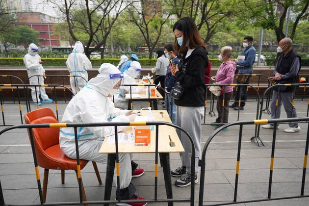 (220425) -- BEIJING, April 25, 2022 -- Staff members register for residents before nucleic acid test at a testing site in Chaoyang District, Beijing, capital of China, April 25, 2022. Starting from Monday, people who live and work in the Chaoyang District have to take nucleic acid test every two days till April 29 to curb the recent resurgence of COVID-19 here. ) CHINA-BEIJING-COVID-19-NUCLEIC ACID TEST (CN) JuxHuanzong 