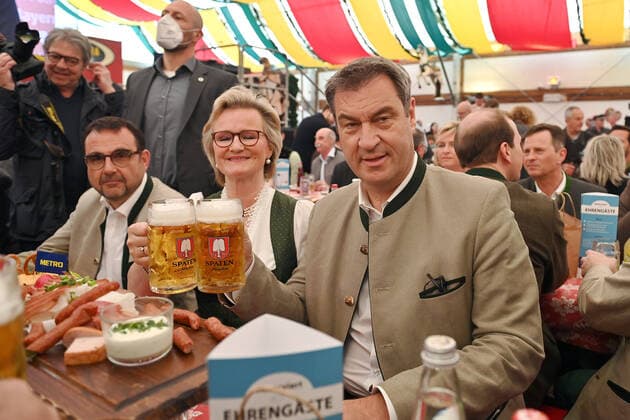Bilder des Jahres 2022, News 04 April News Themen der Woche KW17 News Bilder des Tages Fruehlingsfest 2022 in Muenchen,Gastrofruehling im Hippodrom Festzelt am 25.04.2022. Markus SOEDER (Ministerpraesident Bayern und CSU Vorsitzender) und Angela INSELKAMMER (Praesidentin DEHOGA Bayern) prosten sich zu.Li:Klaus HOLETSCHEK (CSU,Gesundheitsminister Bayern). *** Fruehlingsfest 2022 in Munich, Gastrofruehling in the Hippodrom marquee on 25 04 2022 Markus SOEDER State Premier of Bavaria and CSU Chairman and Angela INSELKAMMER President DEHOGA Bavaria toast Li Klaus HOLETSCHEK CSU,Health Minister Bavaria