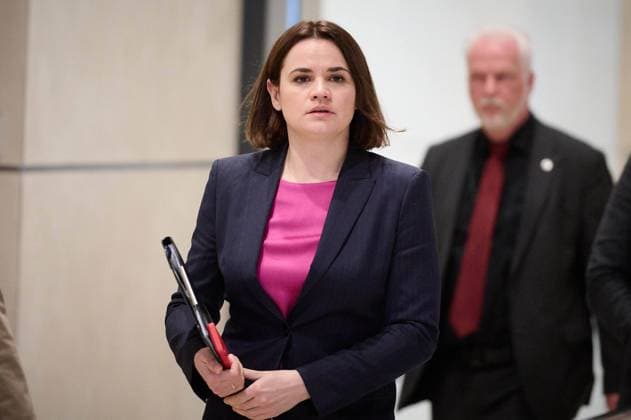 Berlin, Bundestagspräsidentin Bas empfängt Swetlana Tichanowskaja, Veronica Tsepkalo und Tstsiana Khomich Bundestagspräsidentin Bärbel Bas (SPD) empfängt 25.04.2022 zwei der drei designierten belarussischen Trägerinnen des internationalen Karlspreises zu Aachen 2022, Swetlana Tichanowskaja und Veronica Tsepkalo sowie die Schwester der inhaftierten dritten Preisträgerin Maria Kalesnikava, Tstsiana Khomich, zu einem Gespräch im Deutschen Bundestag in Berlin. Berlin Bundestag Berlin Deutschland *** Berlin, Bundestag President Bas receives Svetlana Tikhanovskaya, Veronica Tsepkalo and Tstsiana Khomich Bundestag President Bärbel Bas SPD receives 25 04 2022 two of the three designated Belarusian winners of the International Charlemagne Pr