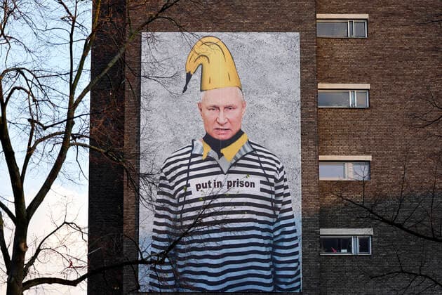 Bilder des Jahres 2022, News 04 April News Themen der Woche KW17 News Bilder des Tages Der russische Präsident Wladimir Putin ist auf einem XXL-Banner in Sträflingskleidung zu sehen. Hinter der Aktion steht der Kölner Bananen-Künstler Thomas Baumgärtel, der schon mit ähnlichen Aktionen gegen US-Präsident Donald Trump oder den türkischen Präsidenten Recep Tayyip Erdogan für Medienecho sorgte. Köln, 25.04.2022 NRW Düsseldorf *** The Russian President Vladimir Putin is to be seen on a XXL banner in convict clothes Behind the action is the Cologne banana artist Thomas Baumgärtel, who already with similar actions against US President Donald Trump or the Turkish President Recep Tayyip Erdogan for media echo provided Cologne, 25 04 2022 NRW Düsseldorf Copyright: xChristophxHardtx