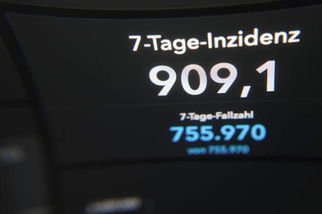 RKI dashboard, 7 day incidence is now 909.1 7 day incidence, RKI dashboard on a monitor on 26 04 2022 in Siegen Germany.