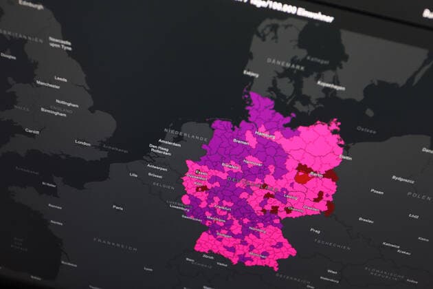 RKI dashboard, 7 day incidence is now 909.1 7 day incidence, RKI dashboard on a monitor on 26 04 2022 in Siegen Germany.